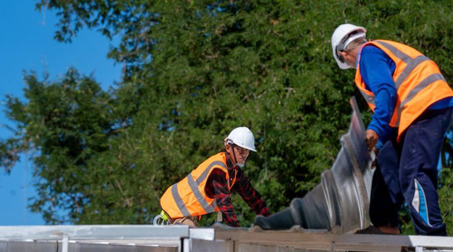 Professional gutter cleaning in Comerio, PR